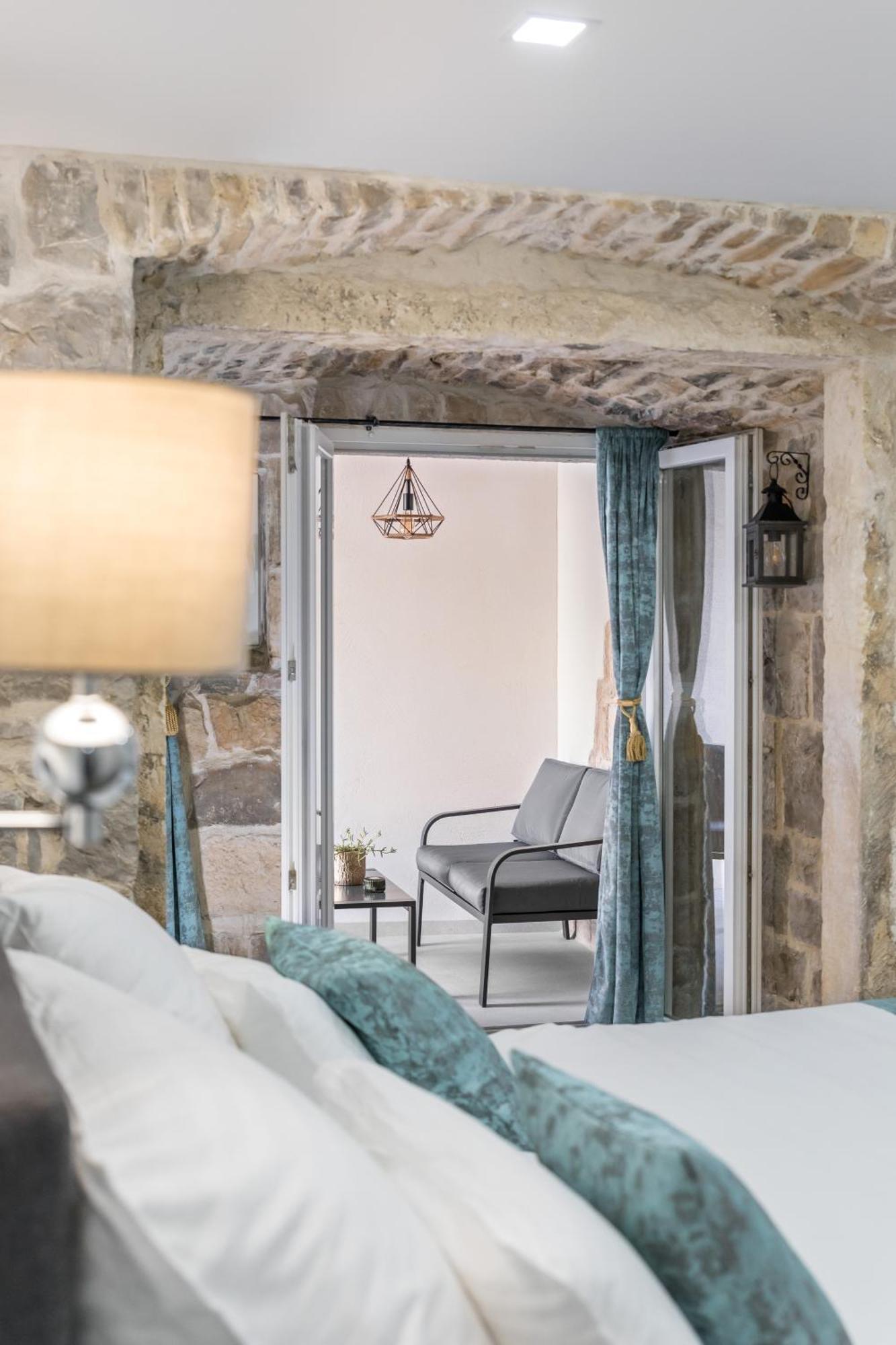 Heritage Apartman Geza In Centar With Private Parking Kaštela Eksteriør billede