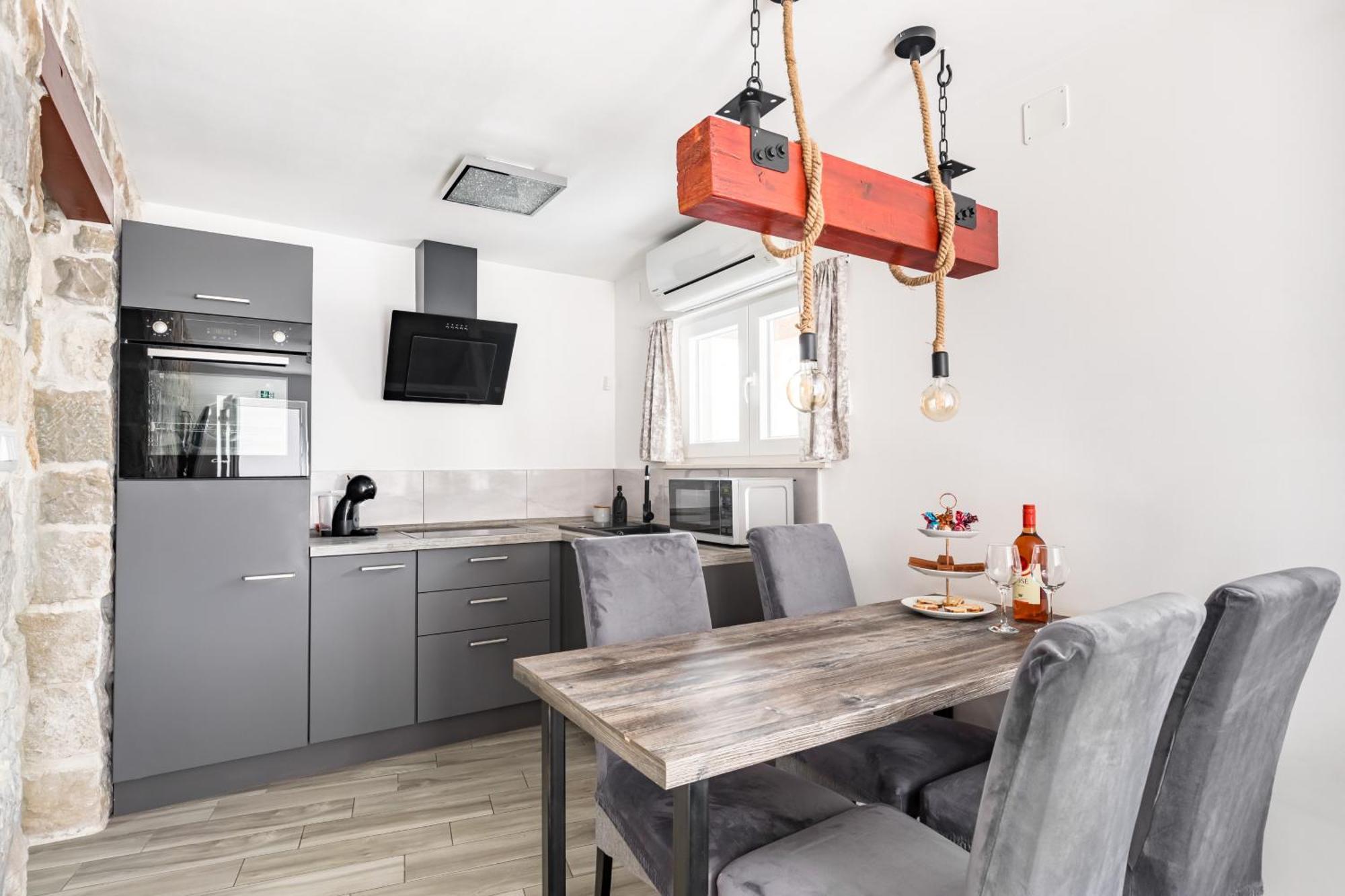 Heritage Apartman Geza In Centar With Private Parking Kaštela Eksteriør billede