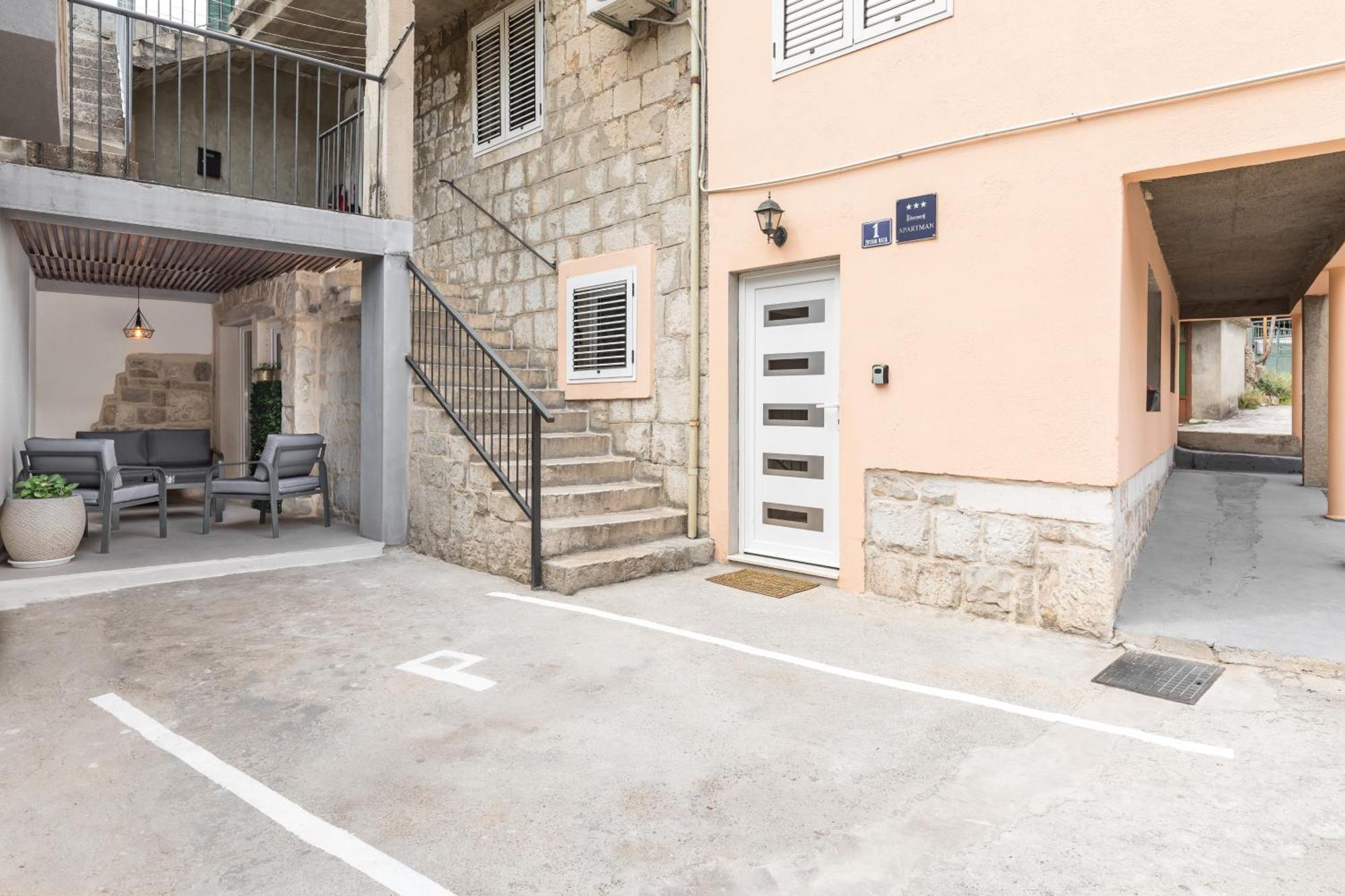 Heritage Apartman Geza In Centar With Private Parking Kaštela Eksteriør billede