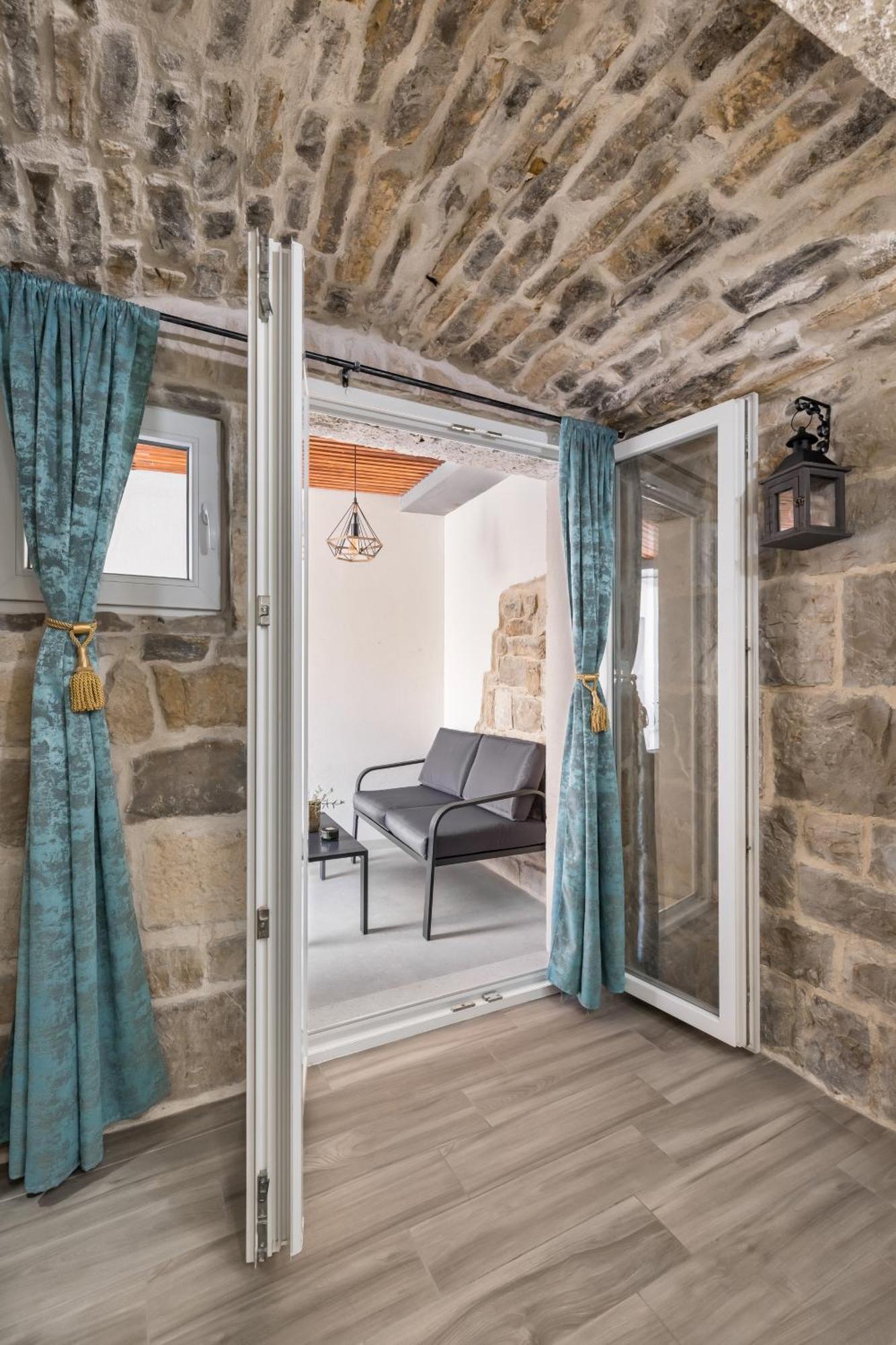 Heritage Apartman Geza In Centar With Private Parking Kaštela Eksteriør billede