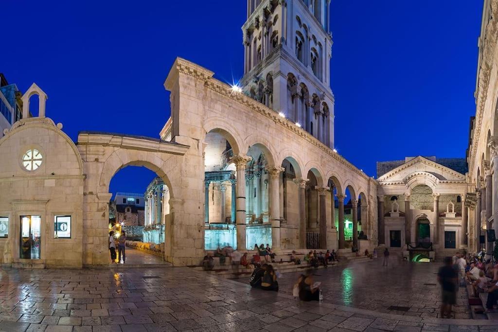 Heritage Apartman Geza In Centar With Private Parking Kaštela Eksteriør billede