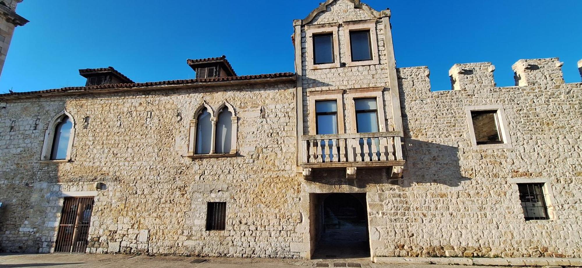 Heritage Apartman Geza In Centar With Private Parking Kaštela Eksteriør billede